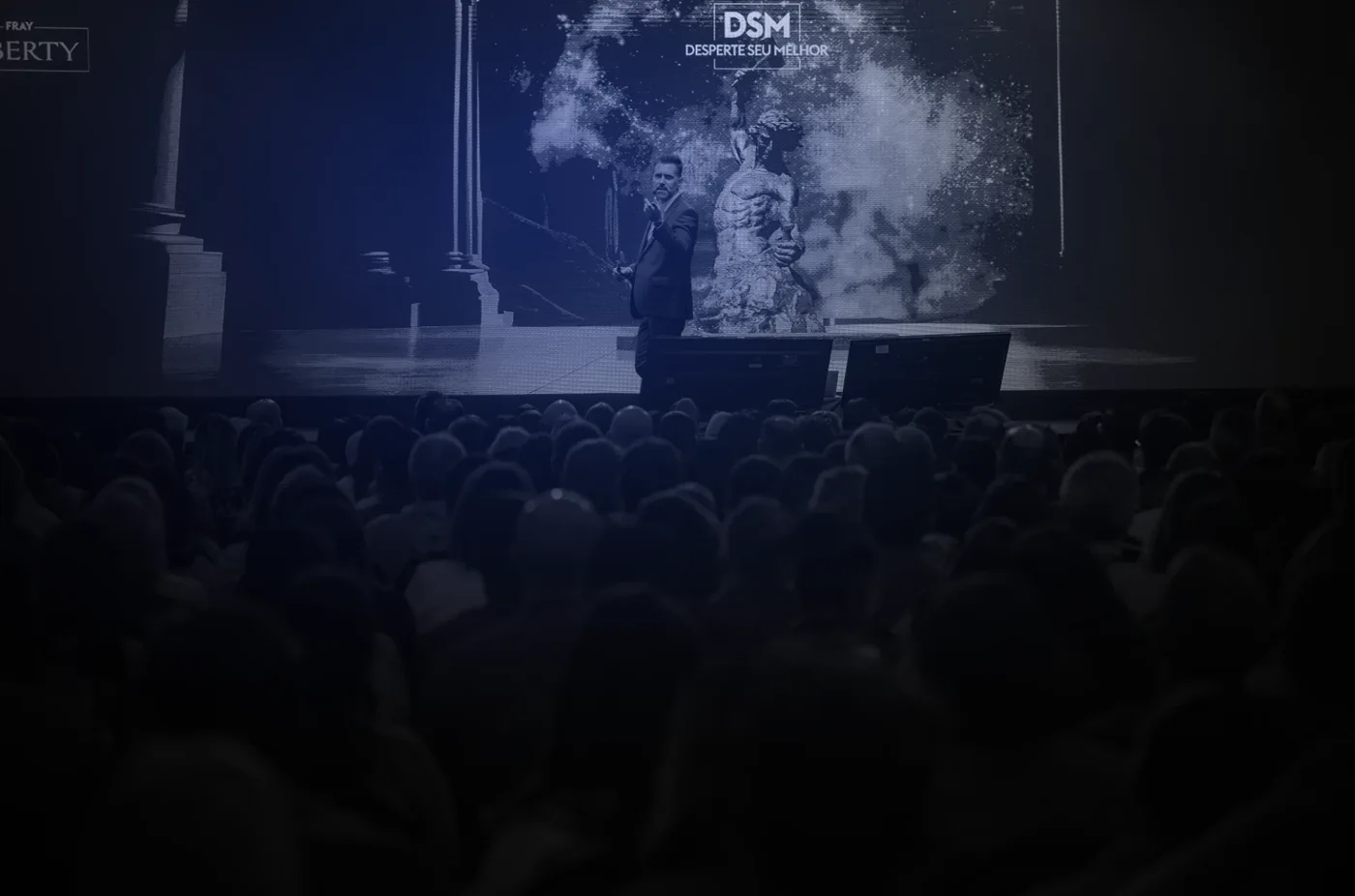 Fábio no palco da imersão DSM, diante dos participantes
